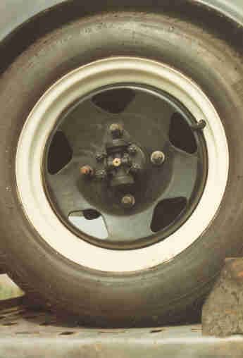 A black and white drawing of a wheel with a brake system.