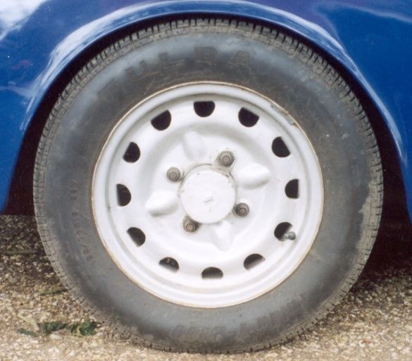 A black and white drawing of a wheel with a brake system.