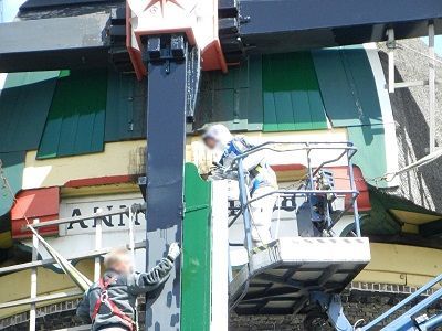 Afbeelding van schilders bij onderhoudswerkzaamheden aan molen