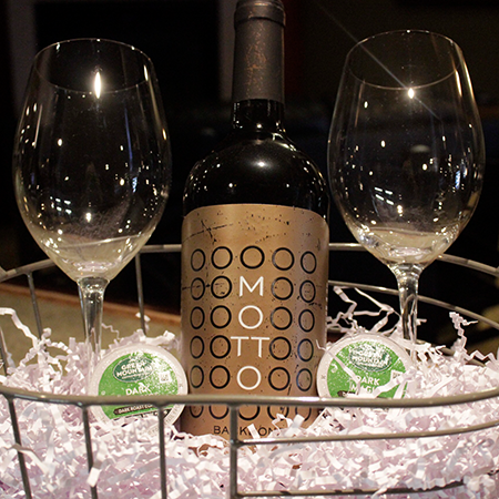 Motto Backbone wine with two wine glass
