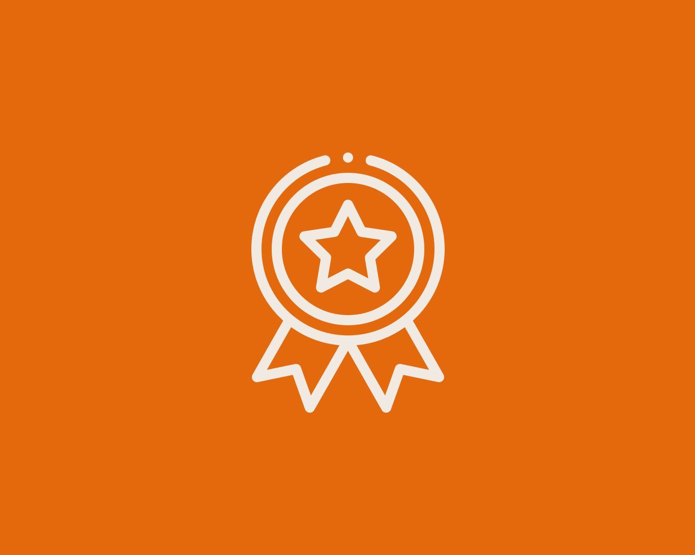 Fita de premiação branca com estrela sobre fundo laranja.