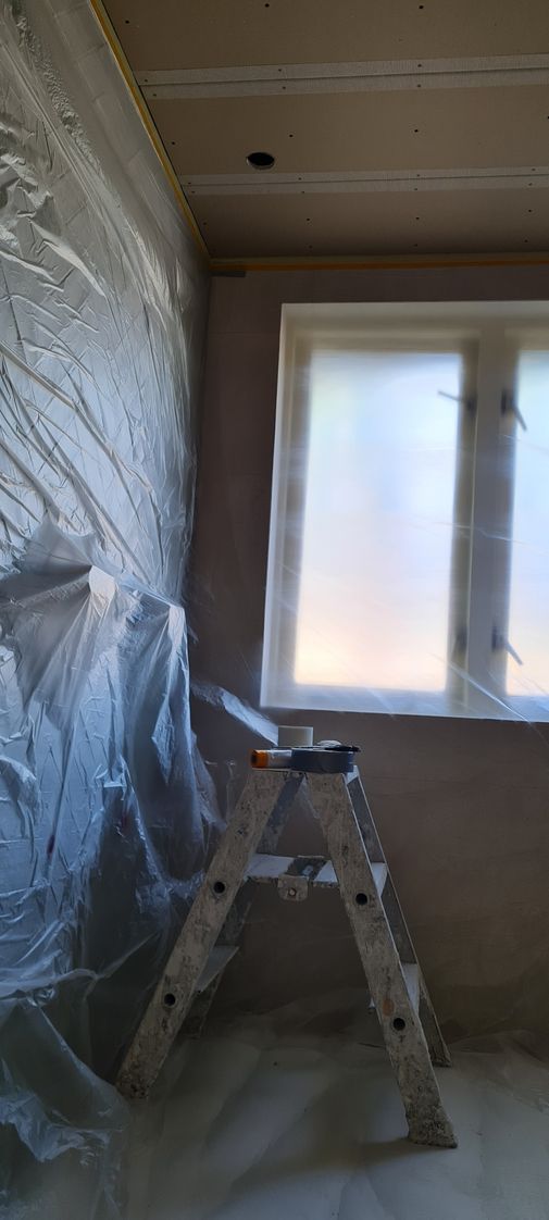 Badkamerplafond afgedekt, schilderklaar stucwerk