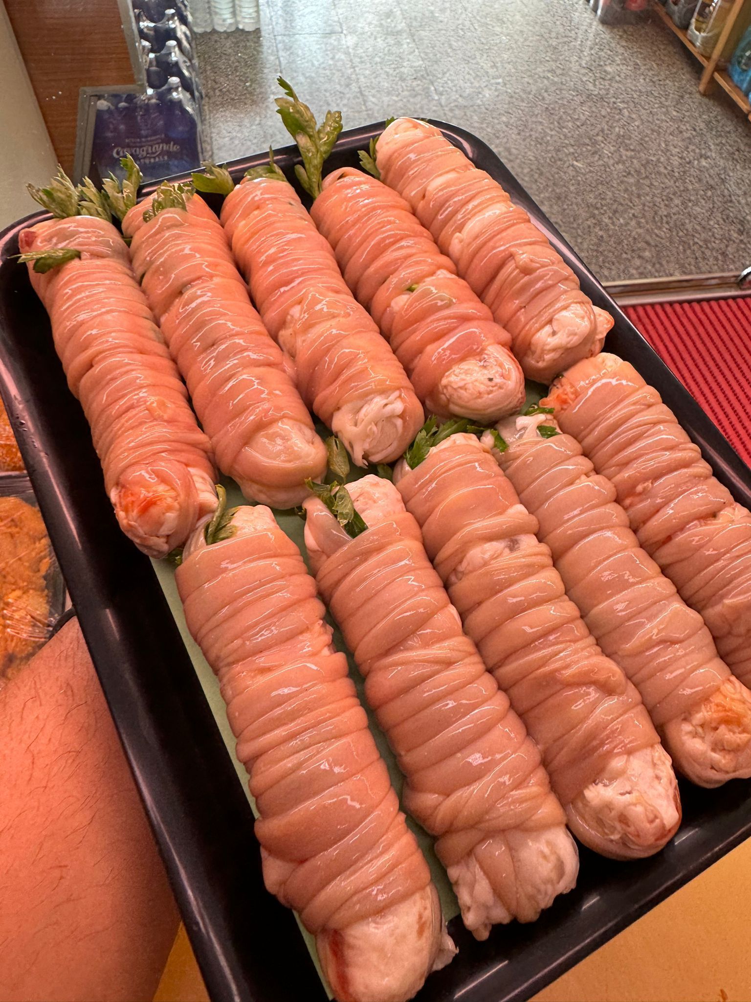 Vassoio di involtini italiani preparati, involtini di carne avvolti in budello.
