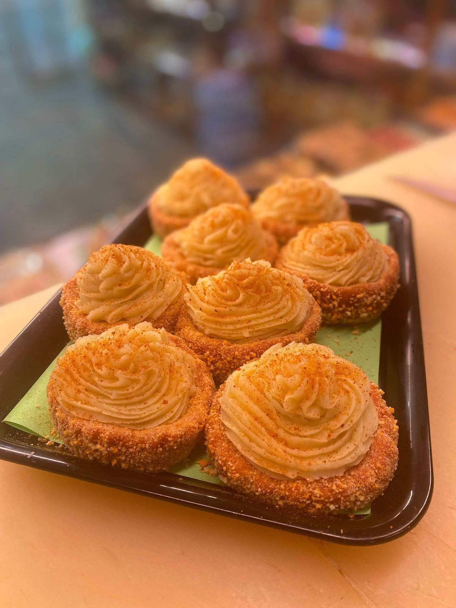 Vassoio di prodotti da forno con ripieno di patate, spolverato di paprika.