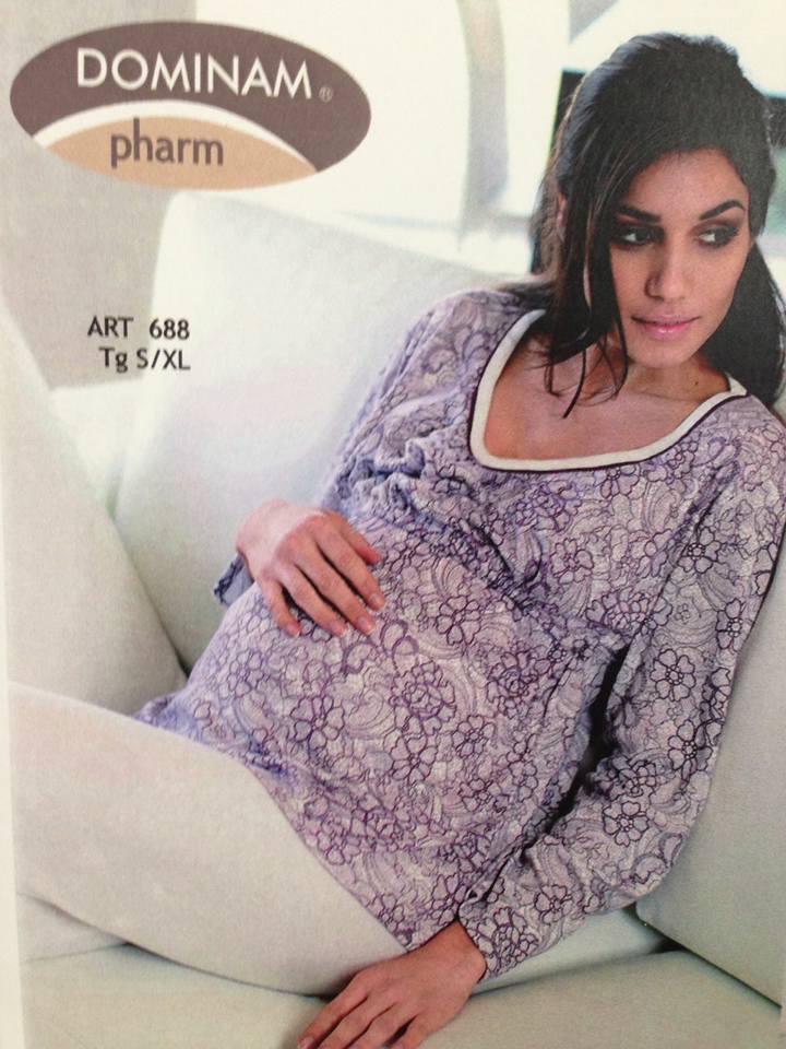 donna in gravidanza indossa abiti larghi