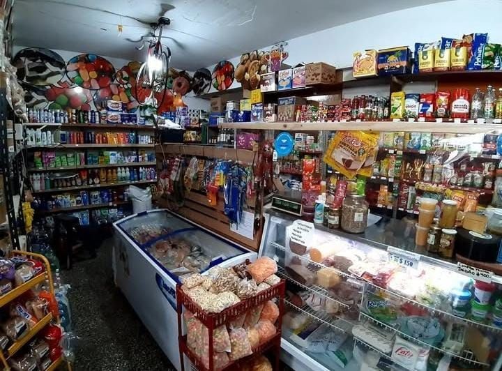 Una tienda de comestibles con un congelador lleno de comida