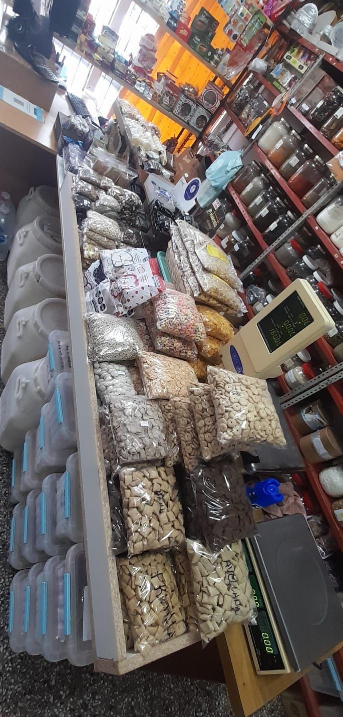 Una mesa llena de bolsas de nueces en una tienda.