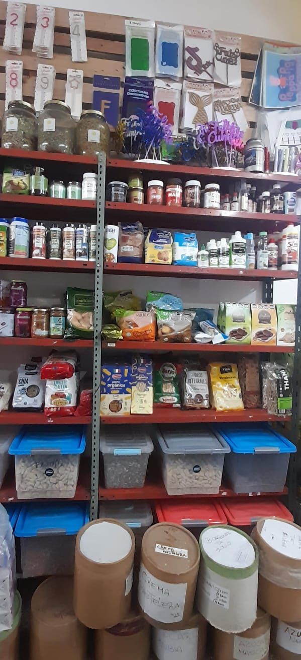Una tienda llena de estantes llenos de mucha comida.