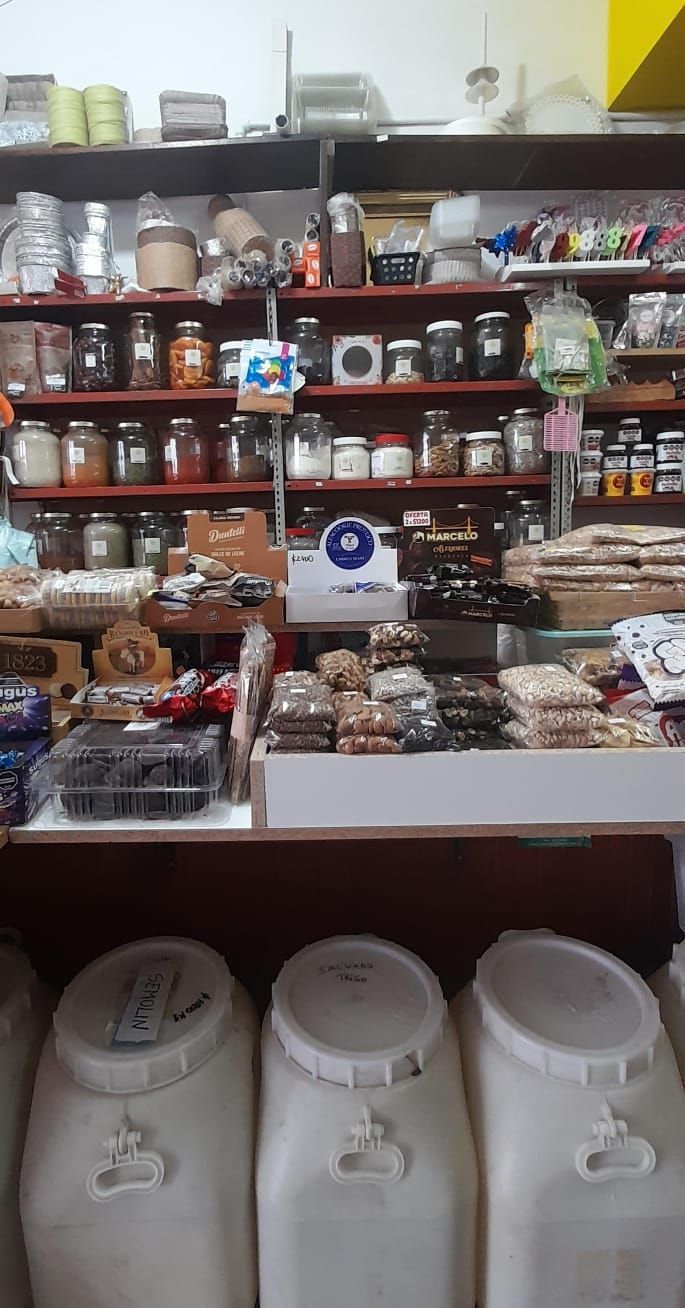 Una tienda llena de muchos frascos y barriles de comida.