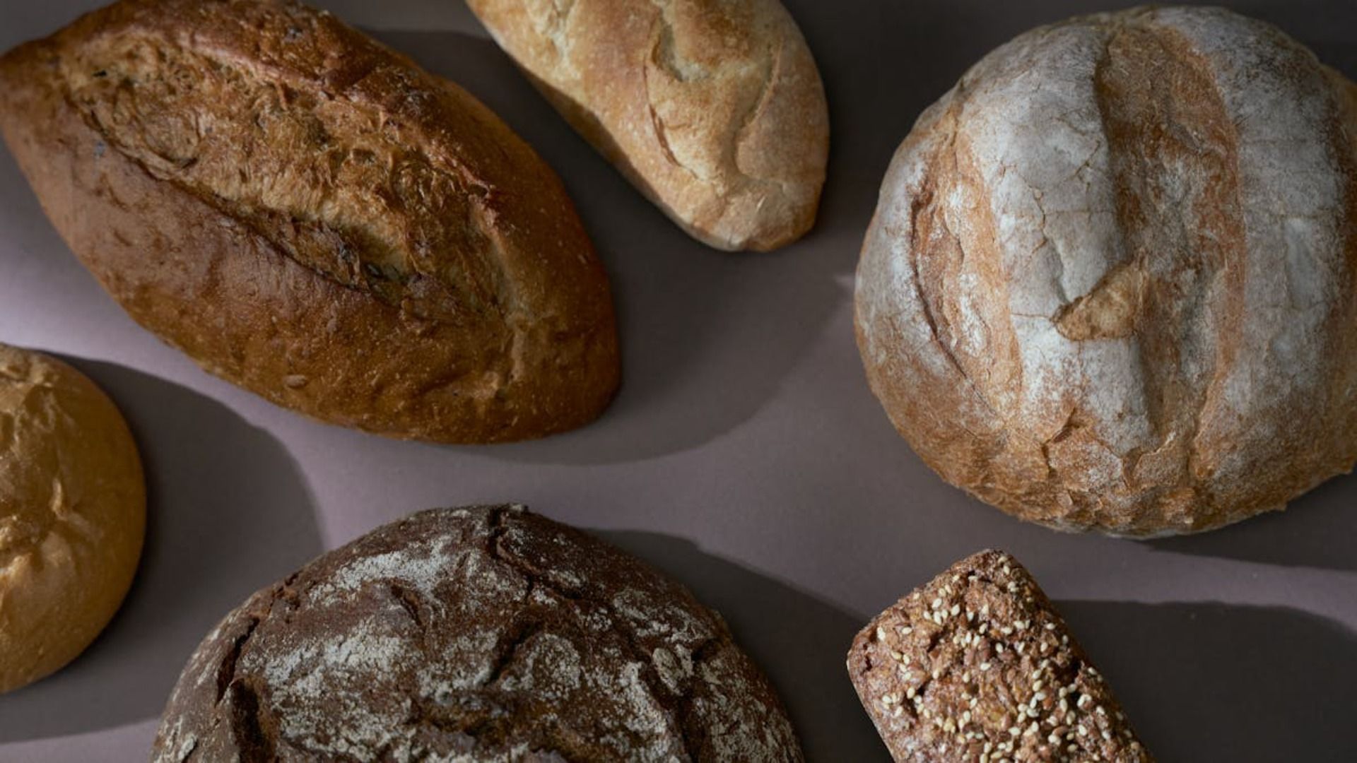 Hay muchos tipos diferentes de pan en la mesa.