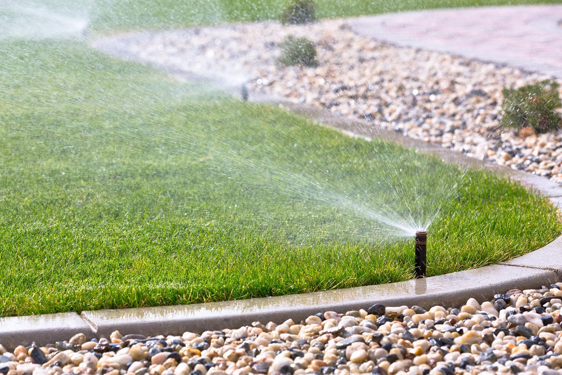 watering lawn sprinklers
