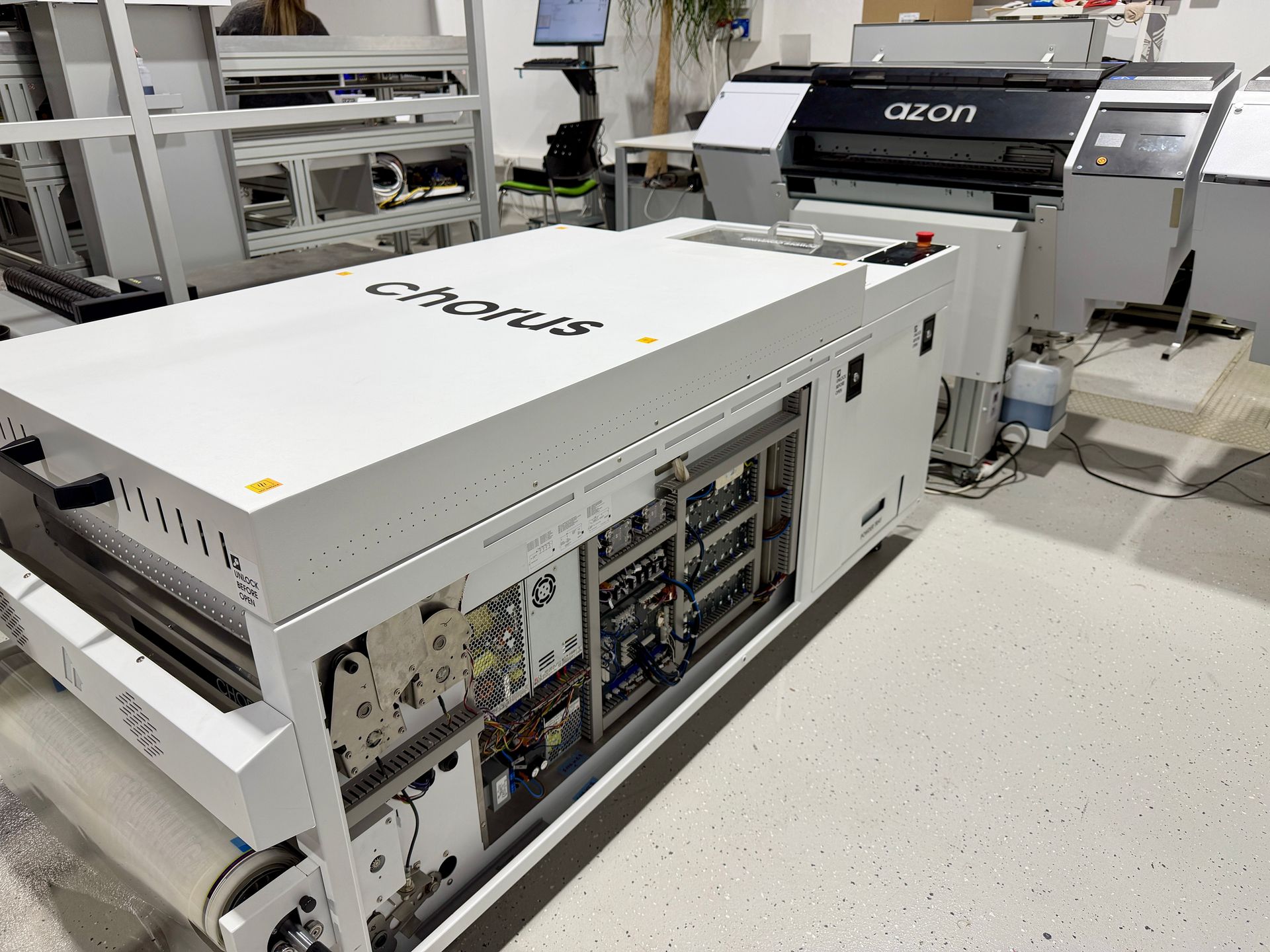 Azon Chorus este un aplicator de pulbere DTF compact și puternic, care consumă și puțină energie, fiind ideal pentru orice configurație de producție. Poate gestiona filme cu lățimea de până la 60 cm și funcționează fără probleme cu toate imprimantele DTF existente. Indiferent dacă aveți un studio mic sau o linie de producție mare, se potrivește perfect și se adaptează fără probleme.