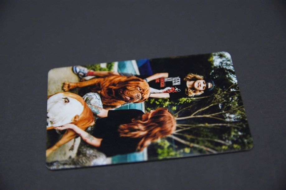 Servicii de printare Carduri foto din PVC cu suprafață lucioasă, produs de Stancu Print, la dimensiunea standard 54×86 mm echivalentul unui card bancar.  Material PVC rigid, suprafață  lucioasă (gloss), tehnologie imprimare cerneală originală Epson 6 culori; utilizare  portrete, nuntă, botez, vacanță, furnizor  Stancu Print