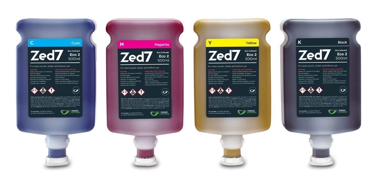 Căutați o cerneală eco-solvent de top pentru imprimanta dumneavoastră de format mare? Gama Zed7 NEW ECO oferă performanță superioară și culori vibrante (CMYK, LC, LM) la un cost eficient. Cu o durabilitate dovedită de până la 4 ani în exterior, cernelurile noastre vă asigură printuri de calitate excepțională, rezistente în timp. Este soluția ideală pentru a obține un avantaj competitiv.