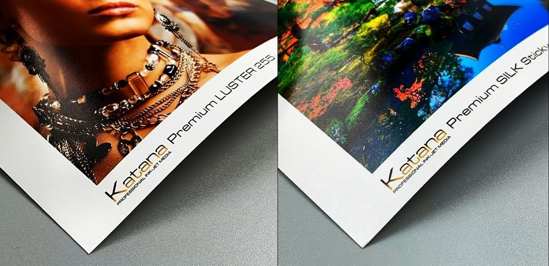 Comparație hârtie foto Luster și Silk pentru printuri 2026, finisaj semi-lucios fără reflexii.
