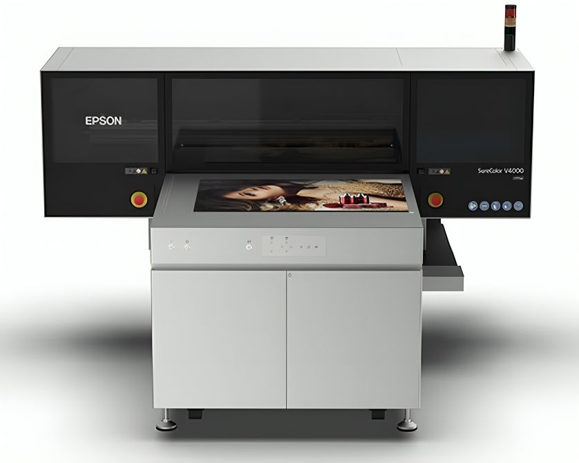 Epson a anunțat noua sa imprimantă plană UV SureColor V4000, o nouă imprimantă UV de gamă medie, care se adaugă la gama sa de imprimante UV din seria V. SureColor V4000 a fost concepută pentru a satisface nevoile magazinelor de semnalistică de dimensiuni mici și mijlocii și ale companiilor de producție de mărfuri care doresc să își extindă oferta de servicii cu rezultate fiabile, de înaltă calitate și capacități extinse de manipulare a materialelor.