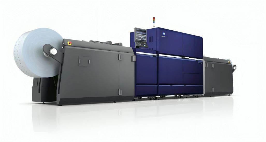 La Labelexpo Europe 2025, Konica Minolta și MGI Digital Technology prezintă cele mai recente inovații în domeniul etichetelor și finisării digitale. Konica Minolta va dezvălui un prototip al unui nou aparat din gama AccurioLabel, împreună cu demonstrații pentru modelele AccurioLabel 230 și AccurioLabel 400, care oferă o rezoluție impresionantă de până la 2400 x 1200 dpi și tehnologie avansată pentru controlul calității culorii pe durata întregului tiraj. MGI va expune tehnologiile sale de finisare digitală, inclusiv sistemul de vernisare JETvarnish 3D Web 400 și sistemul de tăiere Octopus Web, ce permit personalizarea și evidențierea etichetelor prin vernis selectiv și folie digitală.