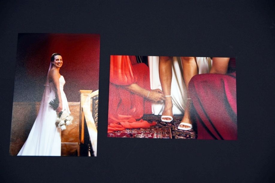 Hârtia fotografică Luster de la Stancu Print e alegerea de top pentru evenimente ca nunți, botezuri sau cununii civile, tocmai pentru că reușește să combine avantajele finisajelor lucioase și mate. Culorile ies foarte bine în poze, iar detaliile sunt clare, dar fără să ai parte de reflexiile supărătoare pe care le vezi la hârtia lucioasă. Asta o face perfectă pentru albumele pe care le vei răsfoi iar și iar.