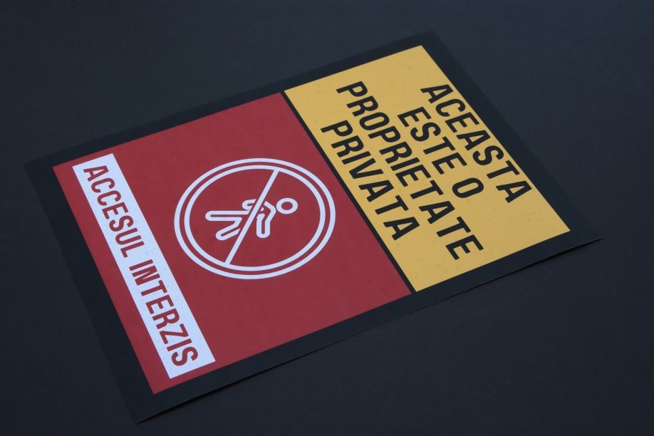 Indicator Proprietate Privată Premium din vinyl durabil, format A4 Stancu Print soluția ideală pentru protecția eficientă a proprietății private. Fabricat din material vinyl rezistent la intemperii, acest indicator oferă vizibilitate maximă și durabilitate pe termen lung, fiind perfect pentru utilizare atât în exterior, cât și în interior. Designul clar și profesional avertizează eficient vizitatorii nedoriți, sporind siguranța și respectarea proprietății. Ușor de montat, rezistent la UV și umiditate, indicatorul asigură protecție continuă fără întreținere suplimentară. Alegeți Indicator Proprietate Privată Premium pentru o delimitare clară, legală și elegantă a spațiului dumneavoastră.