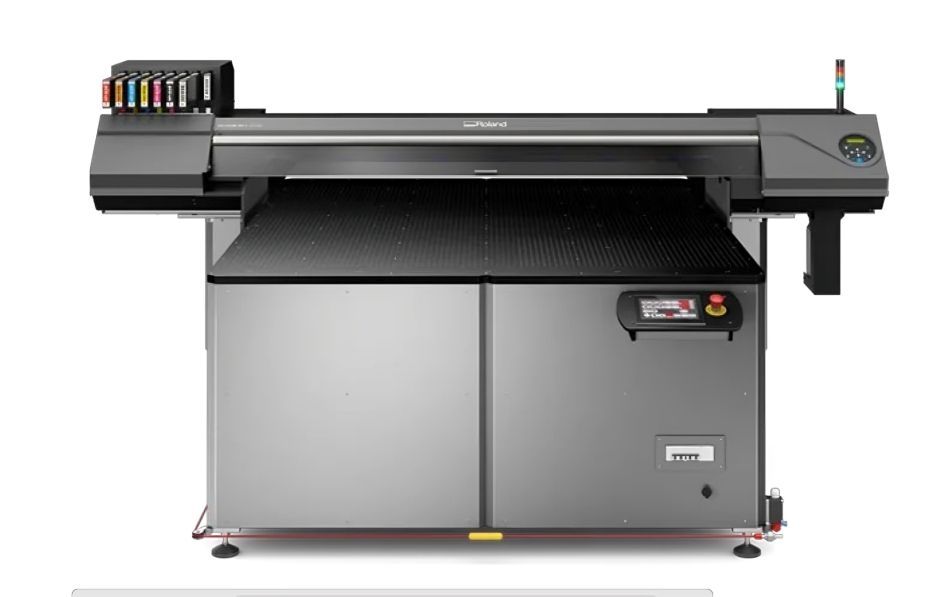 Imprimare UV pe metal cu Roland VersaOBJECT: culori vii, rezistență maximă, personalizare rapidă!