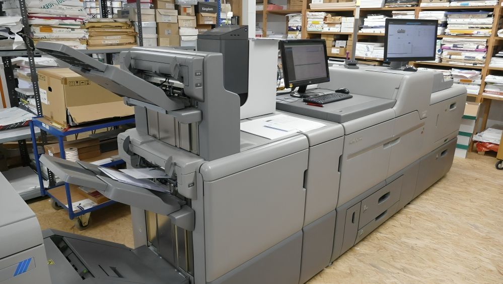 nlocuirea unui Ricoh Pro C7100x și a unui Xerox Versant 180 de la sfârșitul lunii septembrie 2024: noul Ricoh Pro C7500 de la NKS Nothnagel cu producție de broșuri.