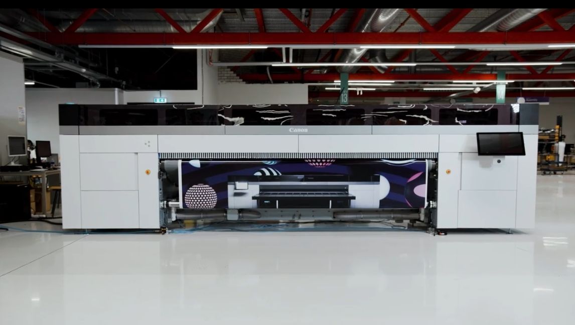 Prezentare detaliată a seriei Canon Colorado XL, o imprimantă hibridă de format mare, proiectată pentru a gestiona atât materiale flexibile, cât și rigide. Această imprimantă utilizează tehnologia UVgel proprie, care asigură o productivitate ridicată și o reproducere excelentă a culorilor, având în același timp costuri de exploatare reduse.