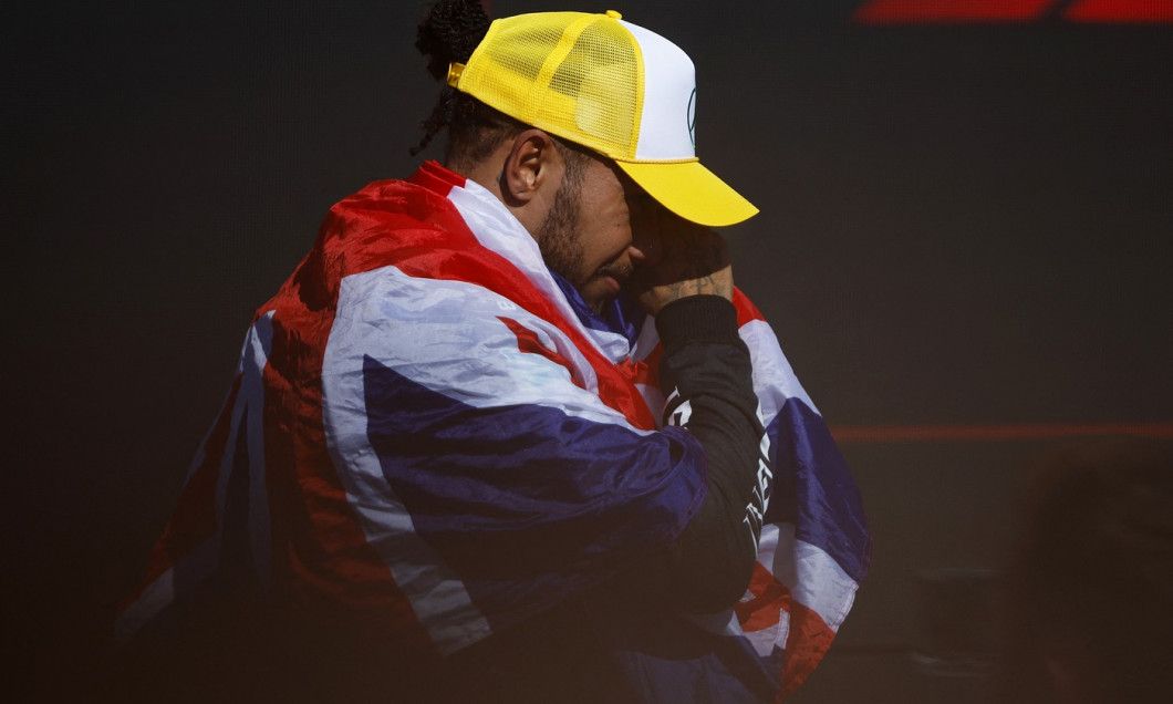 Lewis Hamilton, pilotul de Formula 1, care a câștigat Marele Premiu al Marii Britanii. Articolul evidențiază reacția emoționantă a lui Hamilton după victorie, ilustrată prin fotografii cu acesta în lacrimi.