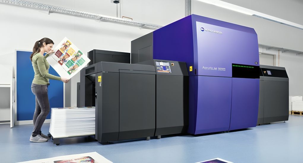 Noul AccurioJet 30000: sistem digital de imprimare cu jet de cerneală UV în format B2+ cu posibilități extinse de aplicare