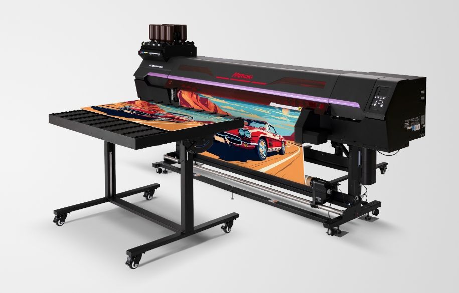 Tipografiile și atelierele de semne din întreaga lume se confruntă în 2025 cu aceeași problemă: cerere tot mai variată, spațiu limitat și echipamente rigide. UJ330H-160 apare ca răspuns direct la această presiune.