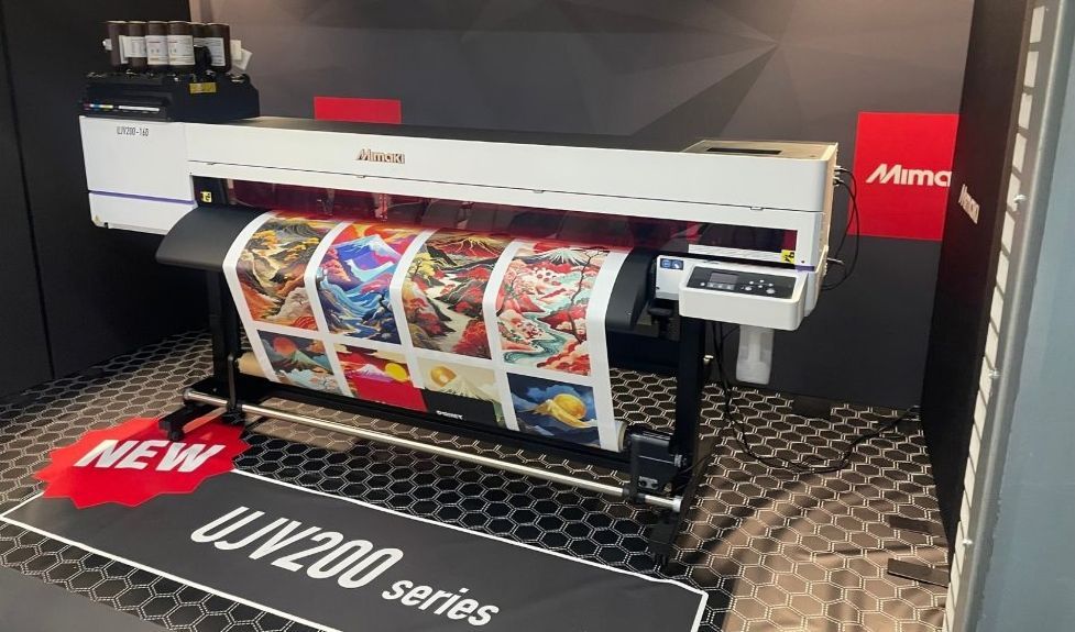 În showroom-ul său din Amsterdam, Mimaki Europe a prezentat în avanpremieră inovațiile pe care le va aduce la FESPA 2026: noua imprimare UV Roll-to-Roll UJV200 , evoluția platformelor din seriile 330 și 200, noi oportunități de aplicare pentru grafica publicitară.