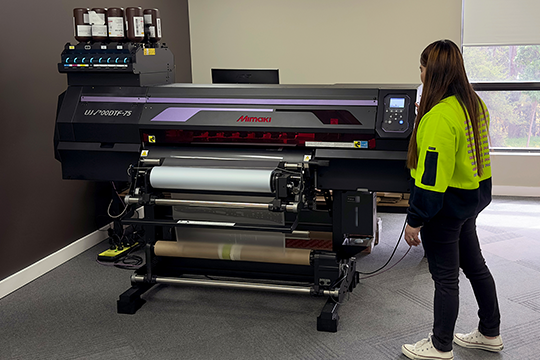 UJV300DTF-75 este prima imprimantă UV-DTF (UV curable direct-to-film) special concepută de Mimaki, care utilizează o metodă de decorare prin care un model imprimat pe un film special este transferat pe materialul țintă.