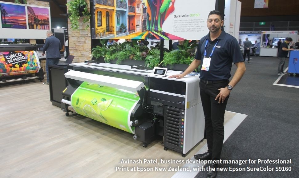 Epson a evidențiat o gamă de soluții PacPrint 2025, concentrându-se pe recent anunțata sa imprimantă emblematică eco-solvent, SureColor S9160.