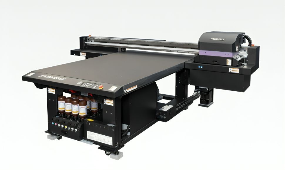 Imprimanta plană UV-LED de format mediu Mimaki JFX200-1213EX este concepută pentru producția de volume mici și medii, oferind capacități de imprimare de format lat într-un spațiu compact de 1,2 x 1,2 metri. Aceasta satisface nevoile furnizorilor de servicii de imprimare și ale tipografiilor interne cu spațiu limitat, oferind rezultate de înaltă calitate în diverse aplicații, inclusiv suprafețe texturate, semnalistică conformă cu ADA și fluxuri de lucru cu dispozitive de imprimare.