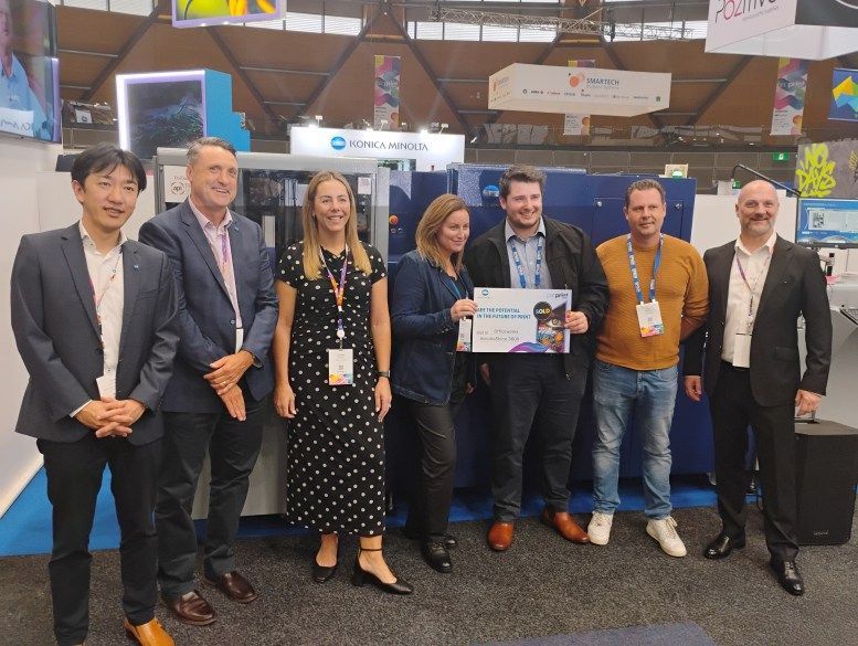 Officeworks a făcut investiții semnificative la târgul comercial PacPrint 2025, achiziționând un Konica Minolta AccurioShine 3600 și trei soluții Vivid Laminating VeloBlade de la Fujifilm BI. Achiziționarea AccurioShine 3600 marchează prima intrare a Officeworks pe piața materialelor decorative și continuă un parteneriat cu Konica Minolta care durează de aproximativ 10 ani.