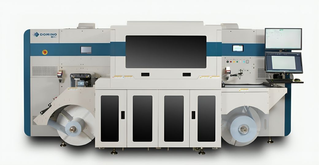 Domino este în continuare lider în domeniul imprimării digitale a etichetelor, datorită presei de etichete LED N410. Această mașină ajută cu adevărat tipografiile să își îmbunătățească performanța, facilitând preluarea mai multor tipuri de lucrări. Cu N410, puteți configura lucrări mai rapid și puteți gestiona tiraje mai scurte fără probleme, ceea ce înseamnă că puteți rămâne competitivi și încrezători chiar și atunci când clienții doresc loturi mai mici.