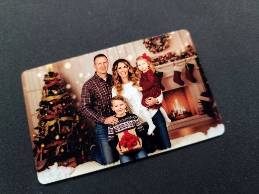 Carduri foto personalizate rezistente la apă și zgârieturi. Ideal mărturii și cadouri unice. Comandă simplu pe WhatsApp. Stancu Print România.