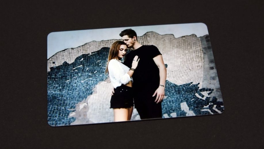 Cardurile foto PVC reprezintă soluția optimă pentru poze de cuplu durabile. Spre deosebire de fotografiile pe hârtie care se îngălbenesc rapid, PVC-ul lucios menține calitatea imaginii ani întregi. Tehnologia epson cu șase culori oferă tranziții cromatice superioare imprimantelor standard cu patru culori. Stancu Print garantează rezistența la decolorare prin testare în condiții reale.