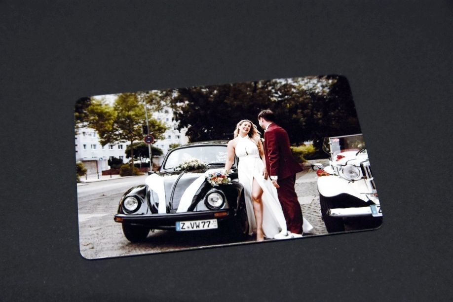 Cardurile foto PVC reprezintă soluția optimă pentru suveniruri de nuntă durabile. Spre deosebire de pozele clasice pe hârtie foto, cardurile PVC rezistă excelent la uzură zilnică. Cernelurile Epson pe bază de apă cu șase culori garantează fidelitate cromatică superioară. Dimensiunea standard permite utilizare practică constantă, nu doar depozitare. În 15 ani de activitate, am observat că invitații păstrează cardurile PVC ani de zile în portofel, spre deosebire de alte suveniruri. Investiția inițială mai mare se justifică prin durabilitate și impact emoțional de lungă durată