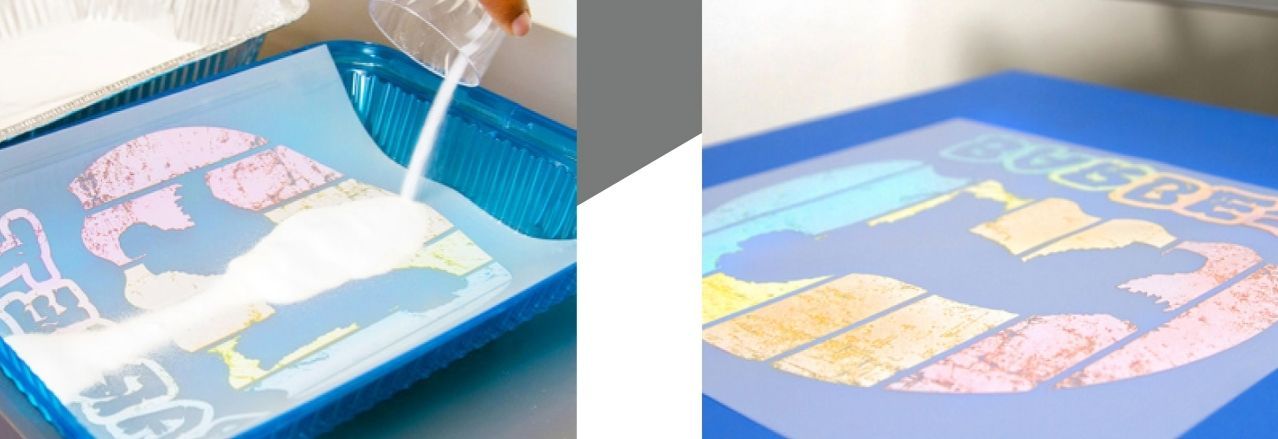 Printarea DTF (Direct-To-Film) este un proces prin care un design este mai întâi tipărit pe un film special, folosind cerneluri pe bază de apă formulate special pentru DTF. Ulterior, se aplică o pudră adezivă pe spatele designului pentru a lega imprimarea de țesătură. Prin aplicarea de căldură și presiune cu o presă termică, designul este transferat pe material, rezultând imprimeuri vibrante, moi la atingere și cu un aspect natural. Pașii procesului DTF, pe scurt: Se printează designul pe filmul DTF, Se aplică pudra adezivă pe spatele designului imprimat, Se topește pudra cu o presă termică sau un cuptor (fără a închide complet presa), Se transferă designul pe material cu presa termică la setările recomandate,
Se îndepărtează filmul, iar apoi se presează din nou direct pe design pentru durabilitate maximă