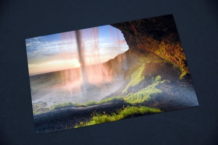 Descoperă echilibrul perfect între strălucire și discreție cu serviciul nostru de imprimare pe hârtie Luster de 290 g/m2. Această hârtie foto profesională este alegerea nr. 1 a fotografilor de eveniment și portret datorită finisajului său unic, semi-lucios, care oferă profunzimea culorilor specifice hârtiei lucioase, dar elimină reflexiile deranjante și amprentele.