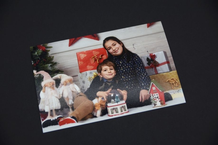 Printare poze pe hârtie Luster dimensiuni standard Stancu Print. Dacă fotografiile tale merită să fie văzute exact cum le-ai creat, hârtia Luster este alegerea care elimină reflexiile și păstrează detaliile vii în orice condiții de iluminare. Ce este hârtia Luster în printarea foto?. Hârtia foto Luster (semi lucioasă) este suportul de tipar preferat de fotografi profesioniști și studiouri foto pentru că oferă un echilibru optim între saturația culorilor, rezistența la amprente și reproducerea tonurilor fine imposibil de obținut pe hârtie glossy sau mată standard.