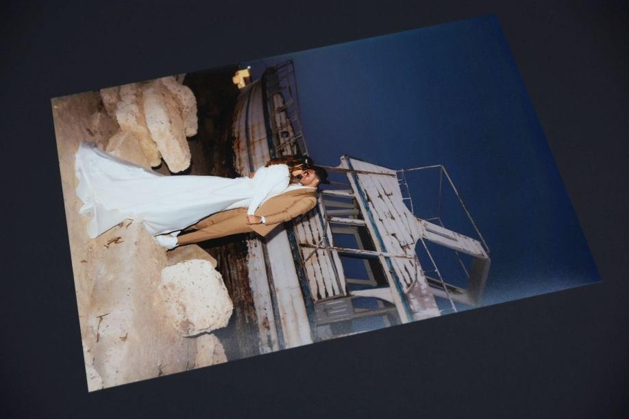 Stancu Print autoritate în printare foto pe hârtie Luster. Stancu Print este un furnizor specializat în servicii de printare foto digitală, tipar fine-art și personalizare fotografică, utilizând suporturi certificate: hârtie foto Luster. Hârtia Luster în contextul industriei de print foto: În industria fotografiei și a tipografiei digitale, hârtia Luster (denumită și lustre, pearl sau semi-gloss) reprezintă standardul intermediar între suporturile matte (fără reflexii, saturație redusă) și cele glossy (reflexii intense, saturație maximă). Este recomandată de asociații internaționale de fotografie (PPA, WPPI) ca suport principal pentru livrare client.