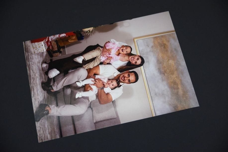 De ce fotografi profesioniști aleg hârtia Luster la Stancu Print. Hârtia Luster nu este o alegere estetică este o decizie tehnică. Suprafața cu microtextură perlată absoarbe cerneala foto pe bază de apă cu șase culori uniform, generând o densitate optică maximă (D-max) superioară hârtiei matte și o claritate a marginilor superioară hârtiei glossy. Stancu Print procesează printarea foto Luster prin: Profilare ICC per lot de hârtie fiecare roll nou este profilat individual consistență garantată Tipar cu cerneluri originale EPSON 6 culori spectru larg, negru dens, tranziții line. Control calitate vizual + densitometric fiecare comandă verificată înainte de ambalare.