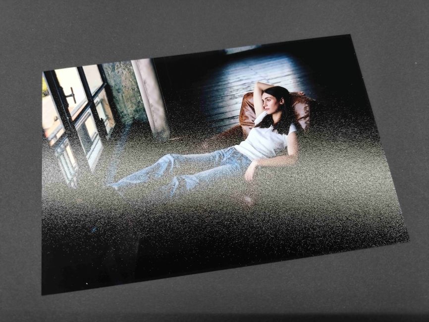 Cauți cel mai simplu mod de a scoate pozele alea faine de pe telefon și a le transforma în ceva ce poți atinge și păstra? La Stancu Print, facem exact asta. Transformăm amintirile tale digitale în fotografii superbe, de 10x15 cm, printate pe o hârtie specială, semi-lucioasă, numită luster.