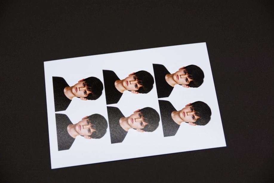 Poze pașaport copii conforme oficial, imprimate pe hârtie Luster 290 g/m² la Stancu Print. Dimensiune 3,5×4,5 cm, fundal alb, calitate garantată. Comandă online livrare rapidă în toată România.