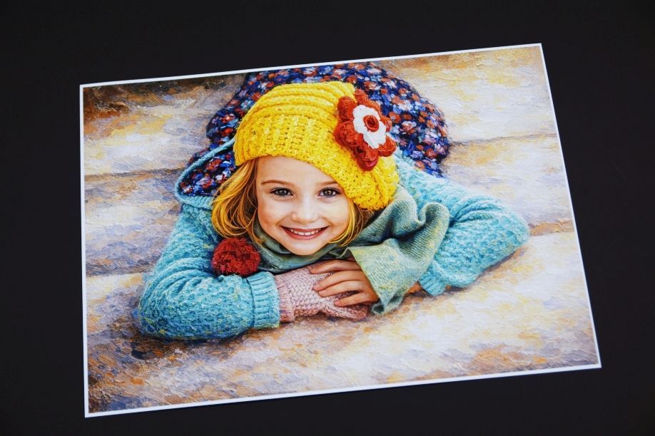 Am transformat fotografia într-o pictură în ulei și am printat-o pe hârtie fotografică mată, de 230 g/m², cu o textură fină, ca de tablou. Culorile ies în evidență, sunt bine definite și foarte apropiate de original.