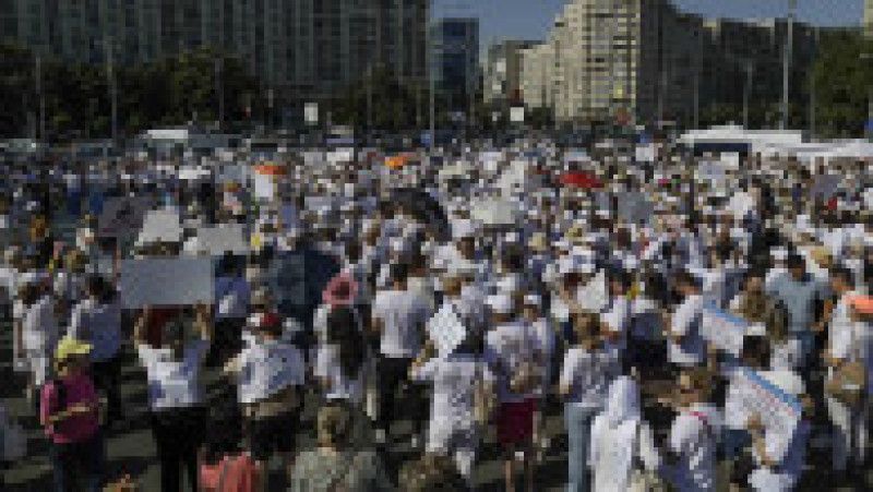 Contabilii din România protestează în Piața Victoriei din cauza modificărilor legislative pe care Guvernul vrea să le introducă prin eFactura și eTVA. Aceste modificări ar aduce noi atribuții contabililor. Reprezentanții contabililor susțin că modificările au fost făcute prea repede și imprevizibil. Una dintre modificările contestate este eliminarea transmiterii facturilor clienților în e-Factura, despre care contabilii spun că reprezintă un atac la viața personală.