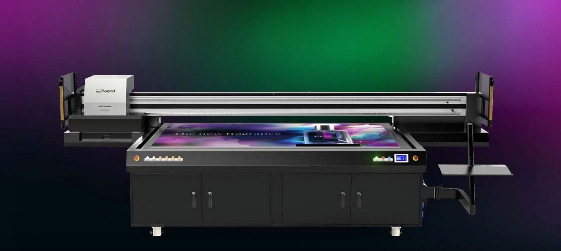 mprimanta plană UV Roland DG EU2-1000MF imprimând direct pe carton de volum mare pentru producție .