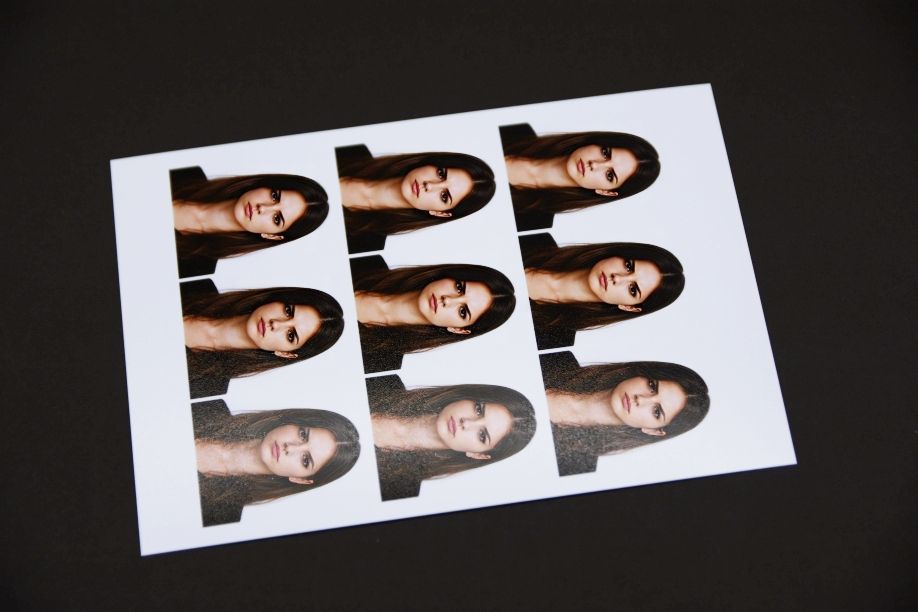 Stancu Print oferă garanție de calitate pe fiecare comandă. Dacă pozele nu respectă standardul tehnic declarat sau sunt respinse de o instituție din motive de calitate tipografică, comanda este reimprimată gratuit.
Stancu Print operează cu tehnologie de imprimare foto de precizie, calibrată pentru reproducerea fidelă a tonurilor de piele și a detaliilor fine ale feței criterii esențiale pentru acceptarea fotografiilor în dosarele oficiale.