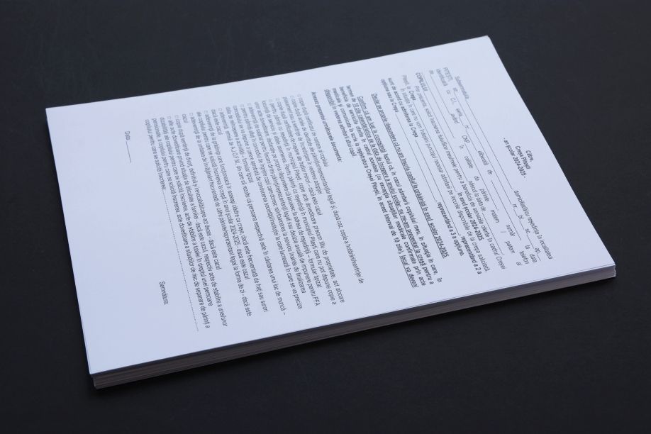 Imprimare Documente, Acte Inscriere Pars Creșă A4 Alb-Negru/Color: Stancu Print, București Berceni Sector 4. Căutați servicii profesionale de imprimare documente și acte pentru înscrierea copilului la creșă în București? Stancu Print vă oferă soluții rapide și de înaltă calitate pentru printarea A4 alb-negru și color, adaptându-ne perfect nevoilor dumneavoastră. Suntem locați convenabil în Berceni, Sector 4, unde expertiza noastră de ani de zile în servicii de tipografie, combinată cu un echipament modern, garantează rezultate impecabile. De ce să alegeți Stancu Print pentru actele dumneavoastră de înscriere?. Calitate Desăvârșită: Imaginile și textul vor fi clare, vibrante și perfect lizibile, respectând cerințele specifice ale instituțiilor educaționale. Opțiuni Flexibile: Indiferent dacă aveți nevoie de print alb-negru ionic pentru fișe informative sau print color pentru documente cu sigle și imagini, noi realizăm ambele variante la cele mai înalte standarde. Încadrare în Cerințe Specifice: Suntem familiarizați cu documentele necesare pentru înscrierea copiilor la creșă și vă asigurăm că printul final va respecta formatul și calitatea cerută. Acoperim necesarul pentru fișele de consimțământ și alte formulare esențiale. Procesăm rapid cererile pentru documente de la creșă. Locație Accesibilă: Ne găsiți ușor în Berceni, Sector 4, pe strada Str. Secuilor Nr 4, sector 4, Bucuresti, oferind soluții rapide pentru părinții din apropiere și întreaga capitală.
Prețuri Competitive: Oferim servicii premium la prețuri avantajoase, având o politică transparentă în defavorul costurilor ascunse. Garantăm cel mai bun raport calitate-preț pentru serviciile de print.
Experiență și Autoritate: Fiind un laborator foto cu o experiență vastă, Stancu Print este un partener de încredere în pregătirea documentelor esențiale. Recomandările clienților noștri confirmă profesionalismul nostru în printarea diverselor documente, de la acte oficiale la caricaturile specifice necesare în acest proces. Optimizați procesul de înscriere: Alegeți Stancu Print pentru a vă asigura că toate documentele necesare sunt printate impecabil și la timp. Răspundem clar la întrebările frecvente legate de necesarul de acte pentru creșă, optimizând timpul dumneavoastră prețios. Înțelegem importanța detaliilor, mai ales când vine vorba de actele oficiale pentru copilul dumneavoastră, prin generarea unor copii fidele ale sesizărilor și aprobărilor.